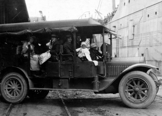 Épouses et enfants de soldats américains dans une voiture sur un quai de Saint-Nazaire à la fin de la guerre.