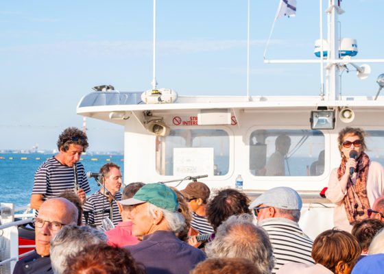 Visiteurs sur le pont d'un navire lors de la croisière apéritive musicale "Accords maritimes", événement de la Saison patrimoine 2019.