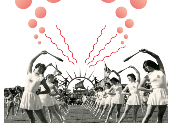 Photographie en noir et blanc montrant de très nombreuses gymnastes prenant une pose en forme d'arc de cercle, une quille à la main dans un stade. Le Plessis est un des sujets mis à l'honneur pour les Journées du Patrimoine 2020.