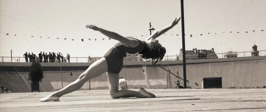 Gymnaste féminine en train de faire une posture de gymnastique rythmique au stade du Plessis.