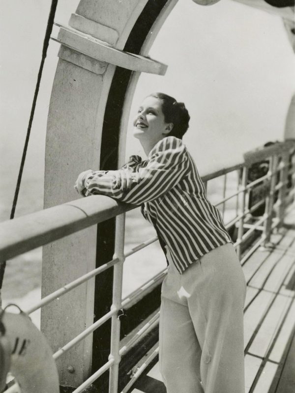 Portrait de l'actrice Norma Shearer accoudée sur le pont du paquebot Normandie.