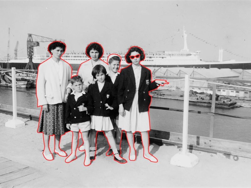 Photographie en noir et blanc représentant un groupe posant devant le paquebot France le jour de son lancement.