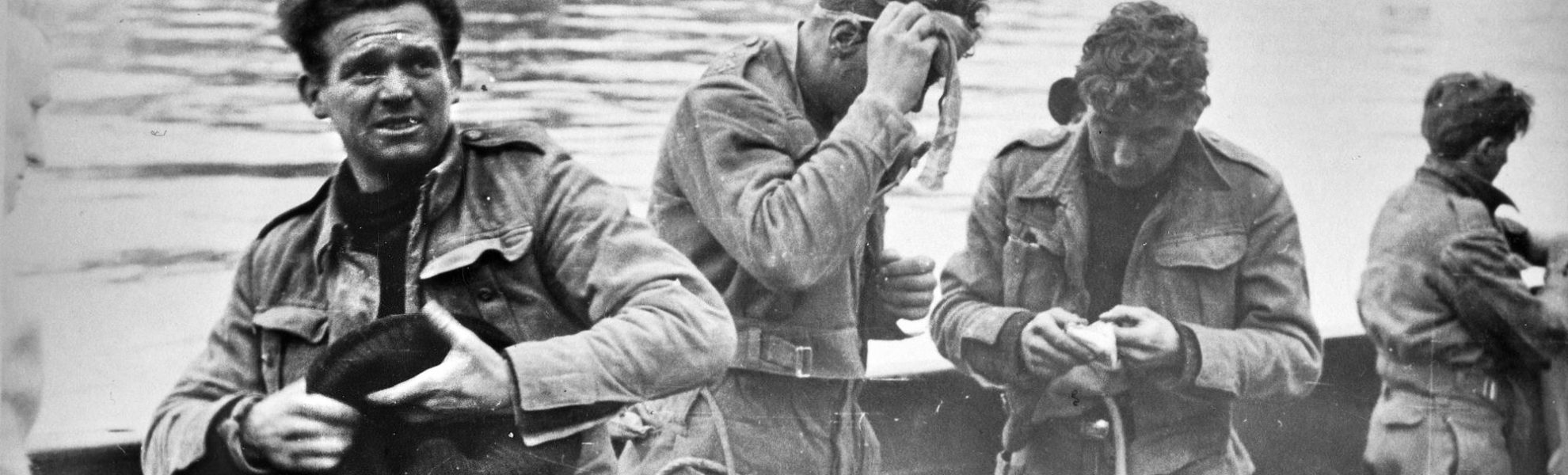 Des soldats britanniques faits prisonniers sont réunis à bord d'un navire dans le bassin de Saint-Nazaire.
