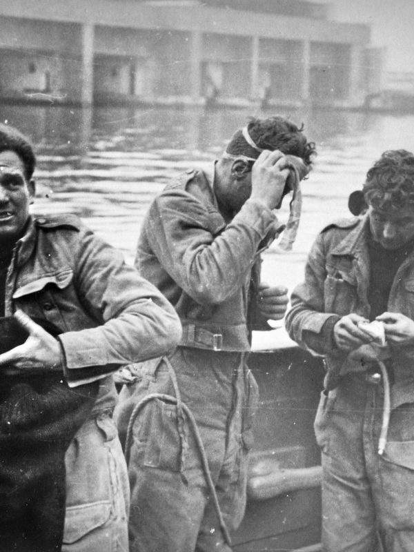 Des soldats britanniques faits prisonniers sont réunis à bord d'un navire dans le bassin de Saint-Nazaire.