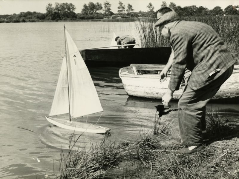 Amateur de modélisme à l'étang du Bois Joalland avec son bateau à voile.