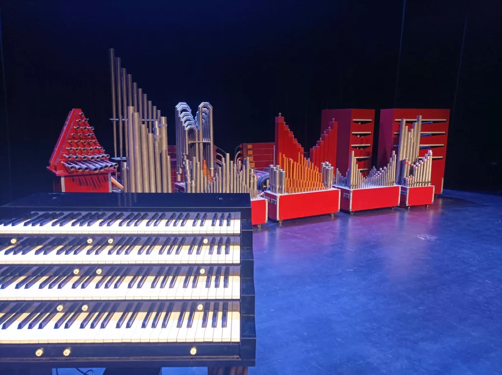 Photographie en couleur de l'orgue Gulliver avec au premier plan, le clavier et au second-plan les différentes parties de l'orgue.