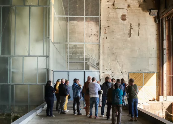 Photographie d'un groupe de visiteurs lors d'une visite guidée dans la base sous-marine de Saint-Nazaire.