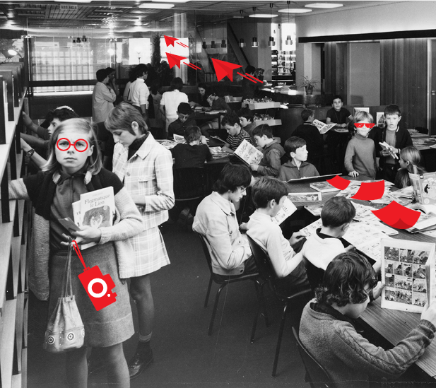 Photographie noir et blanc de lecteurs dans une salle de lecture de la médiathèque. Une enfant regarde le photographe au premier plan.