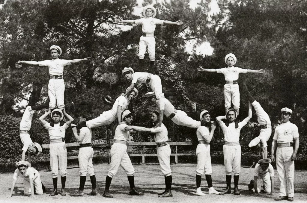 De jeunes membres du club de gymnastique nazairien L'Étoile, posent en réalisant une pyramide humaine.