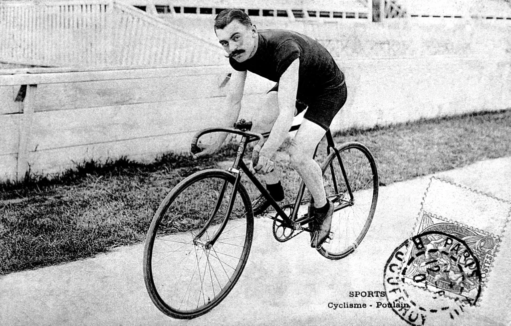 Portrait à vélo de Gabriel Poulain, cycliste champion du monde vitesse en 1905.