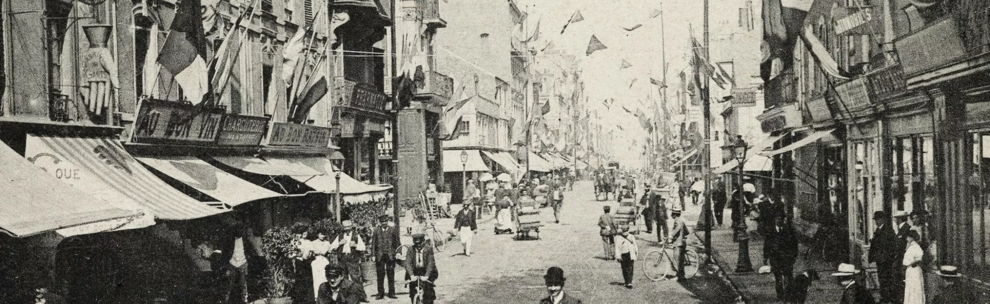La rue de Nantes pavoisée pour l'inauguration de l'entrée Sud du port de Saint-Nazaire, en septembre 1907.