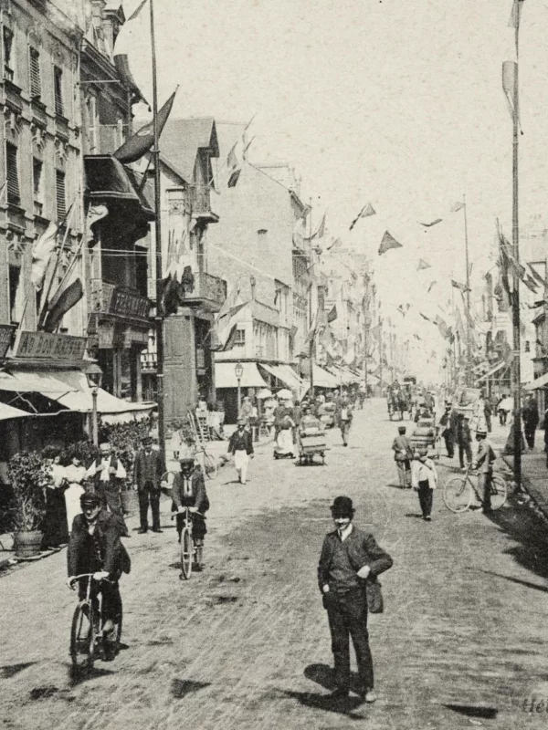 La rue de Nantes pavoisée pour l'inauguration de l'entrée Sud du port de Saint-Nazaire, en septembre 1907.