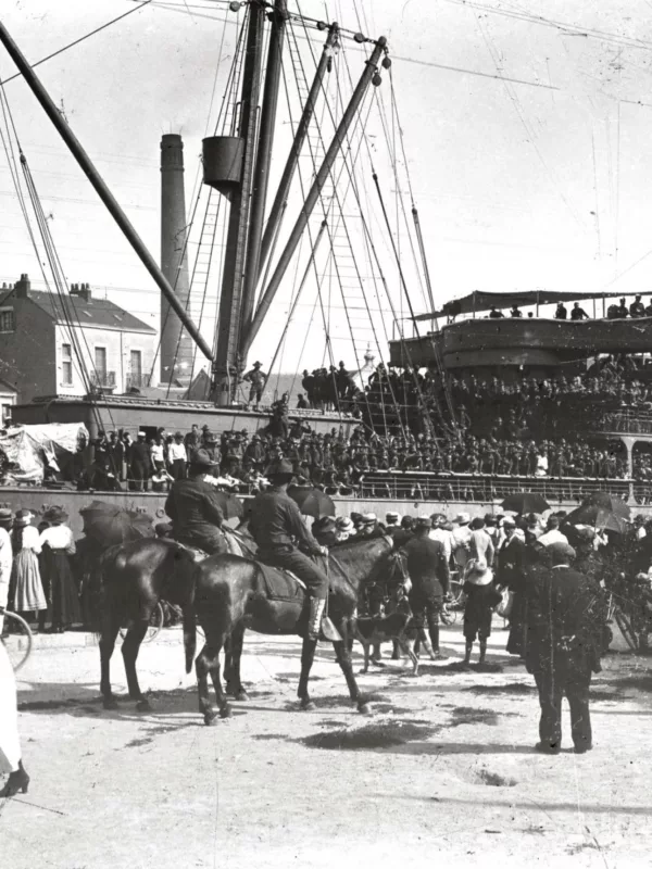 La foule assiste à l'arrivée du navire transport de troupes américain U.S.S. San Jacinto dans l'écluse de l'entrée sud du port de Saint-Nazaire en 1917.