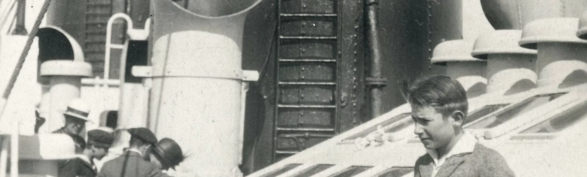 Garçon sur le pont du paquebot Flandre (1914), le 21 septembre 1924.