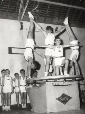 Pyramide réalisée par les cinq enfants des pupilles du Saint-Nazaire Omnisports lors de la fête du S.N.O.S. au gymnase de l'école Gambetta. En arrière-plan cinq autres enfants attendent leur tour.