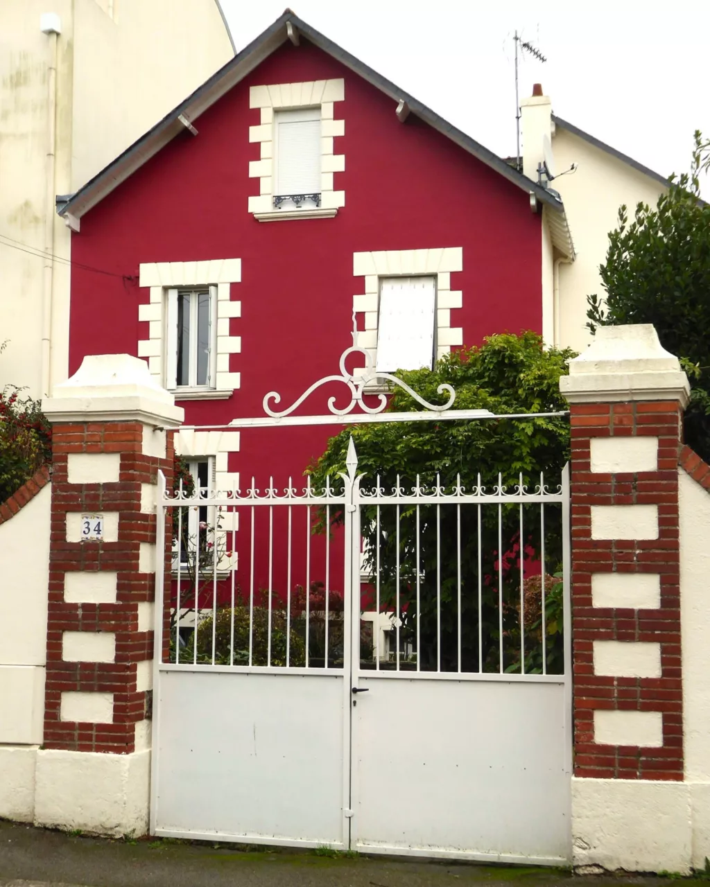 Photographie en couleur d'une maison rouge typique de l'architecture de la Belle Époque.