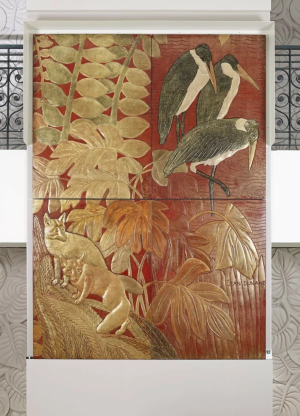 Ensemble de panneaux de laque intitulé "La Chasse", qui décore la porte coulissante séparant le fumoir du grand salon de première classe du paquebot Normandie (1935). Deux renards et trois marabouts dans une végétation sont représentés.