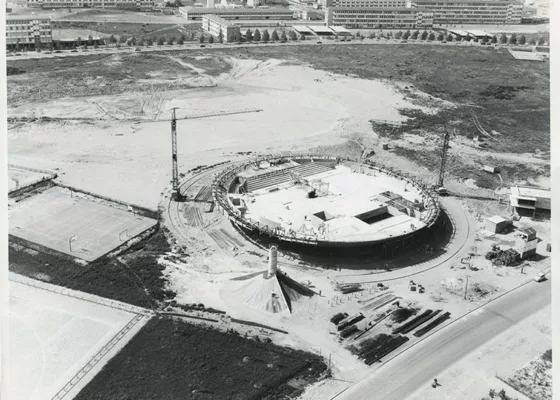 Photographie en noir et blanc d'une vue aérienne représentant le palais des sports de Saint-Nazaire en construction.