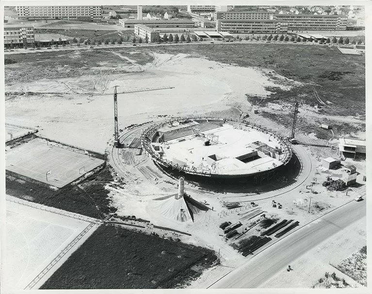 Photographie en noir et blanc d'une vue aérienne représentant le palais des sports de Saint-Nazaire en construction.