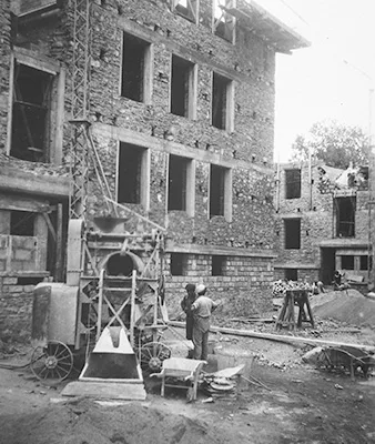 Photo en noir et blanc d'un bâtiment en reconstruction