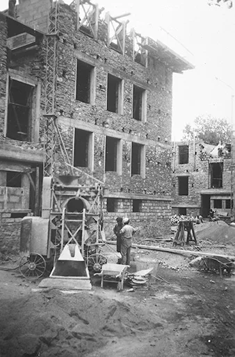 Photo en noir et blanc d'un bâtiment en reconstruction