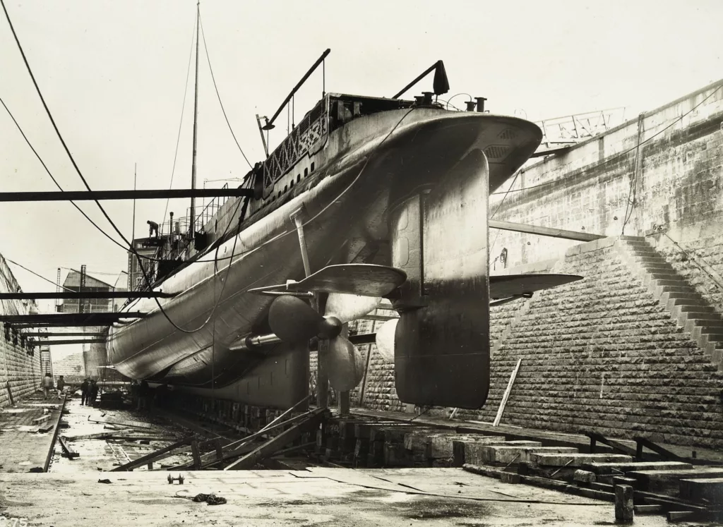 Photographie noir et blanc du sous-marin Fresnel en cale sèche en forme de radoub en 1929.