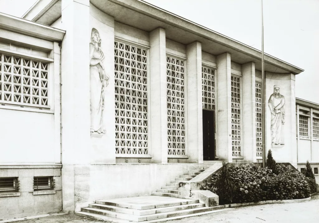 Photographie noir et blanc de la façade du palais de justice de Saint-Nazaire pendant la Reconstruction.