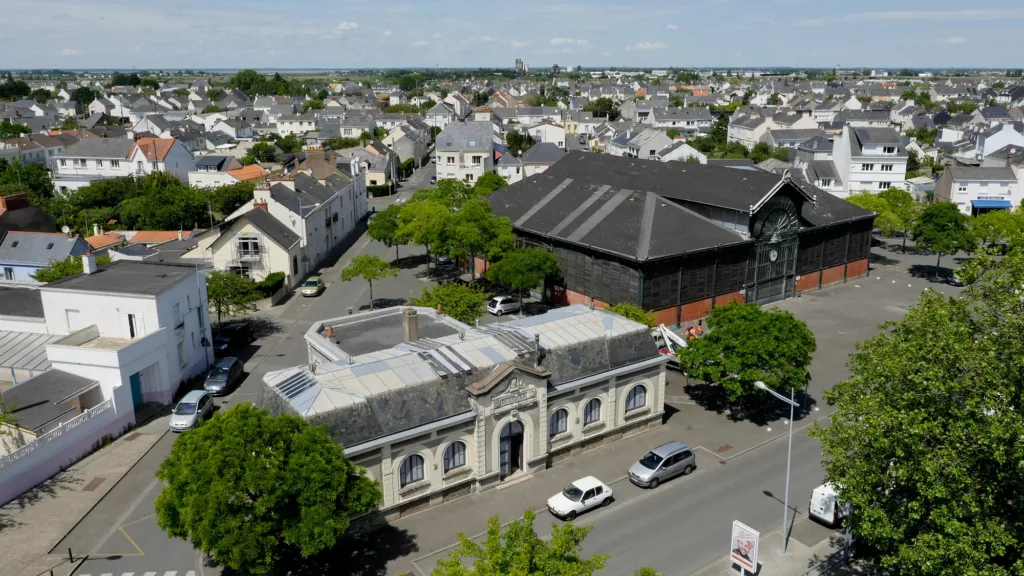 Vue aérienne des anciens bains-douches et des halles du quartier Méan-Penhoët.