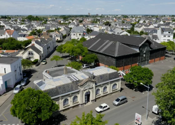 Vue aérienne des anciens bains-douches et des halles du quartier Méan-Penhoët.