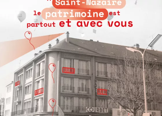 Couverture de la programmation culturelle "La Saison patrimoine" représentant une foule rassemblée lors d'un lâcher de ballons lors d'une manifestation, sur la place de l'hôtel de ville à Saint-Nazaire. Quelques ballons ont été ajoutés graphiquement.