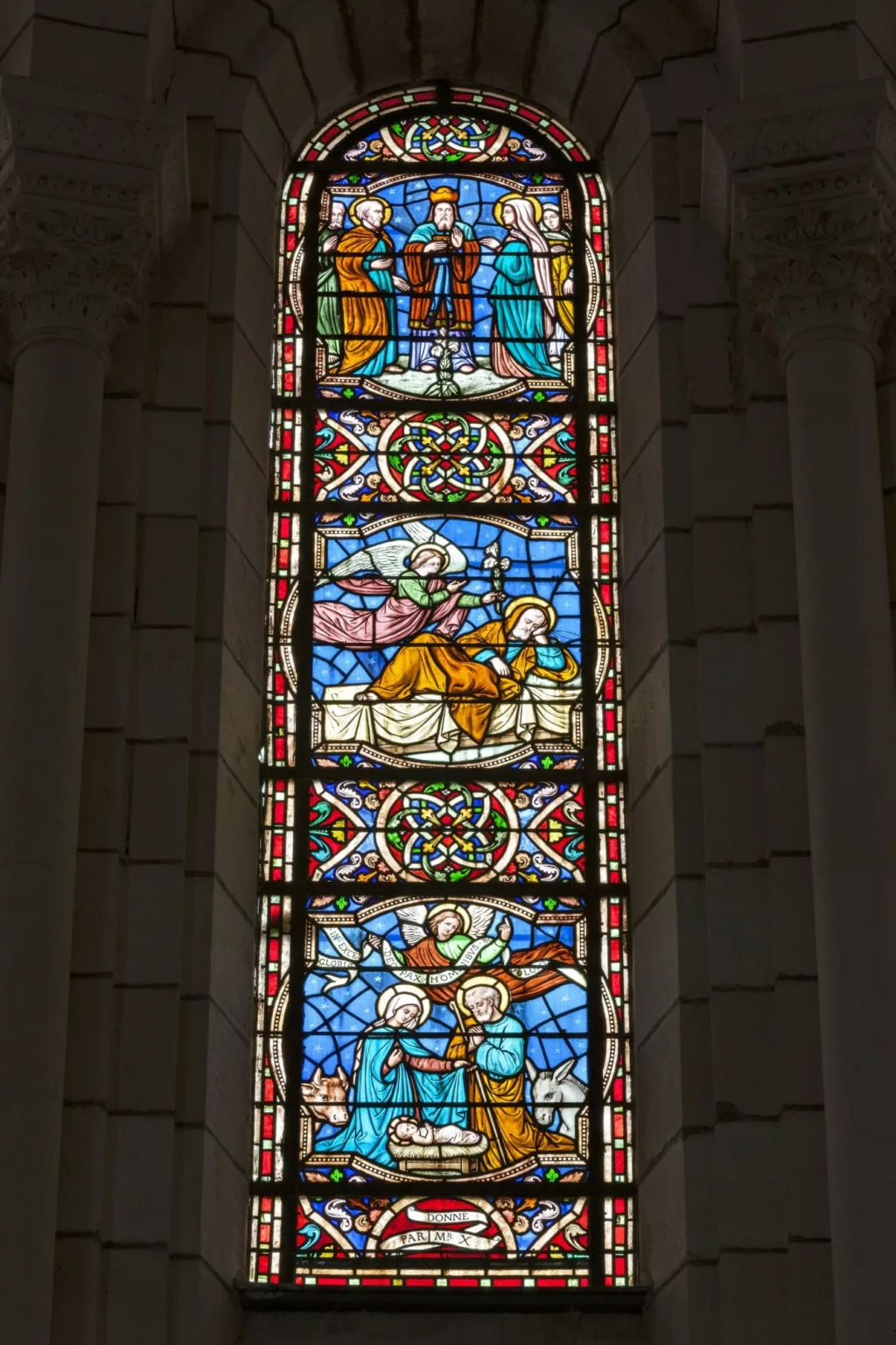 Photographie d'un vitrail de l'église de Saint-Nazaire.