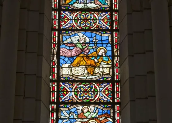 Photographie d'un vitrail de l'église de Saint-Nazaire.