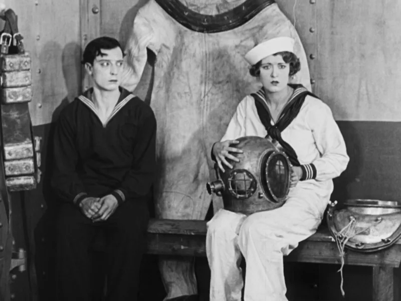 Image provenant du film "La croisière du Navigator" de Buster Keaton et Donald Crisp représentant Kathryn McGuire et Buster Keaton en uniforme marin.