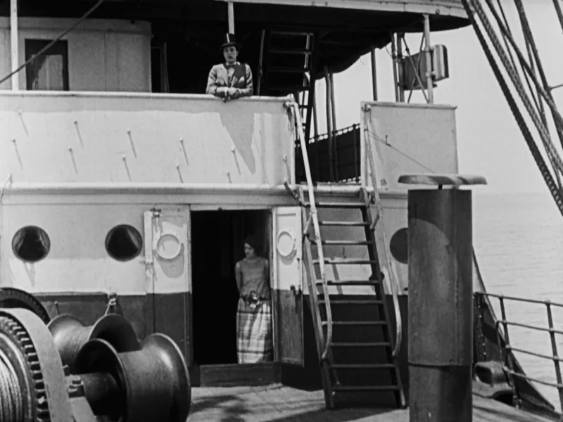 Image provenant du film La croisière du Navigator de Buster Keaton et Donald Crisp représentant Kathryn Mc Guire et Buster Keaton sur le pont d'un paquebot.