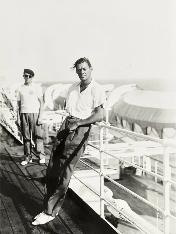 L'acteur Johnny Weissmuller pose sur le pont du paquebot Ile-de-France (1927).